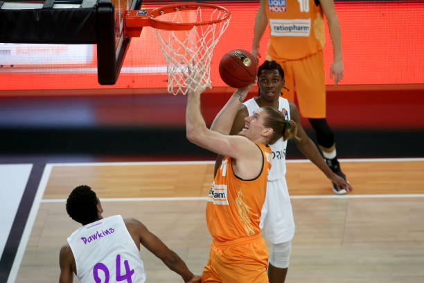 并观察球员 并观察球员