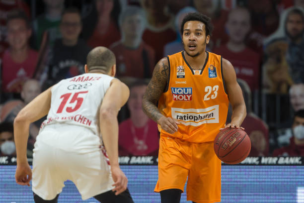 烈的背景下 烈的背景下